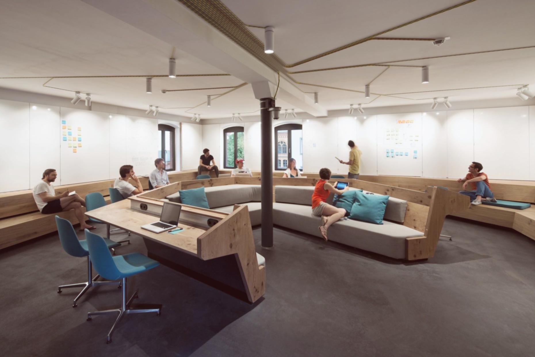 Workshop omgeving met computers en deelnemers die werken aan budgetsoftware