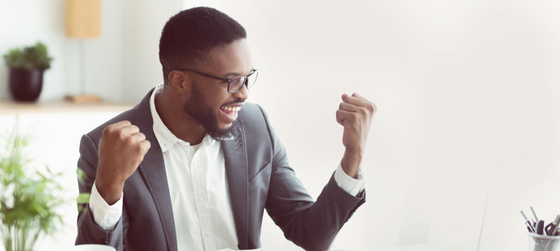 Budgetsoftware interface met financiële dashboards en grafieken